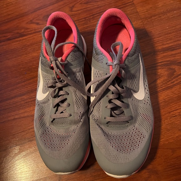 Nike Women’s size 7.5 sneakers - Picture 1 of 4